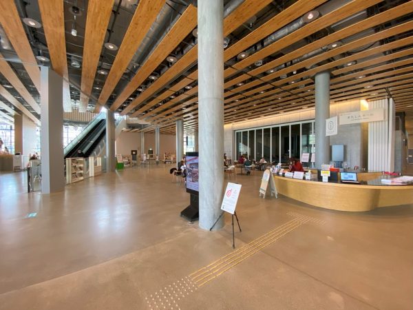 吸い込まれるような上昇感の「縦の道」