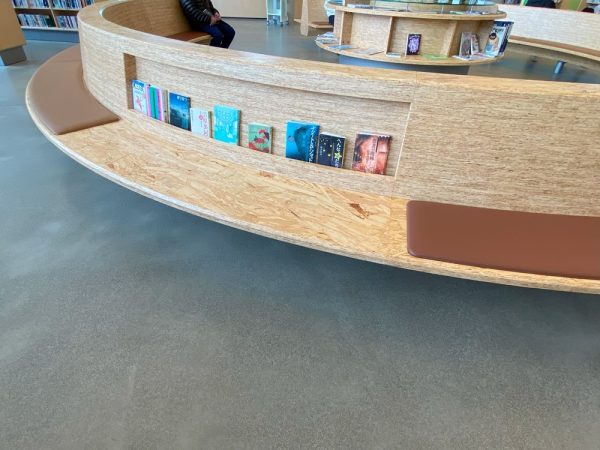 エスカレーターのまわりにも本（写真：宮沢洋）