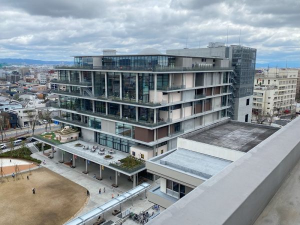 西側にある茨木市役所から見下ろす（写真：宮沢洋）