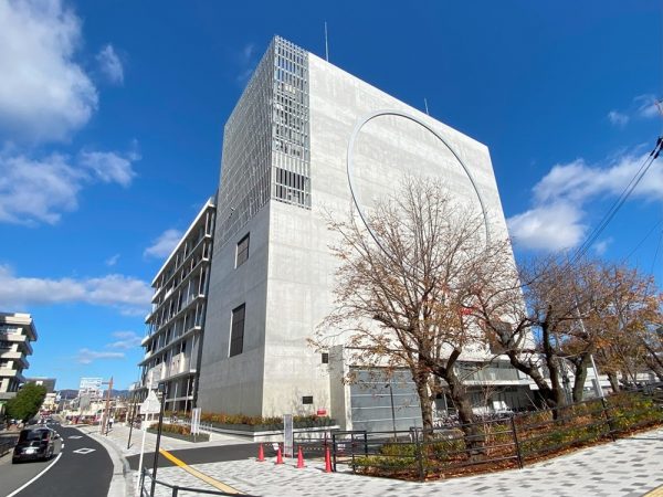 西側にある茨木市役所から見下ろす（写真：宮沢洋）