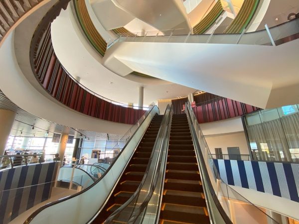 エスカレーターのまわりにも本（写真：宮沢洋）