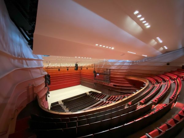 大ホール内（写真：宮沢洋）