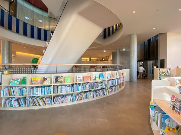 エスカレーターのまわりにも本（写真：宮沢洋）