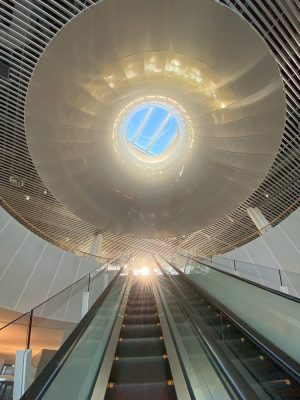 エスカレーターのまわりにも本（写真：宮沢洋）