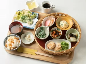 「舟伏の里へ　おんせぇよぉ～」のランチ。おばあちゃん手作りの料理は格別な味わいだ（撮影：山口晋一）
