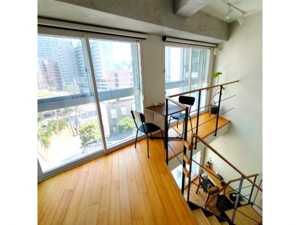 2層に分かれたタイプの部屋。床は無垢材の杉（撮影：高橋真樹）