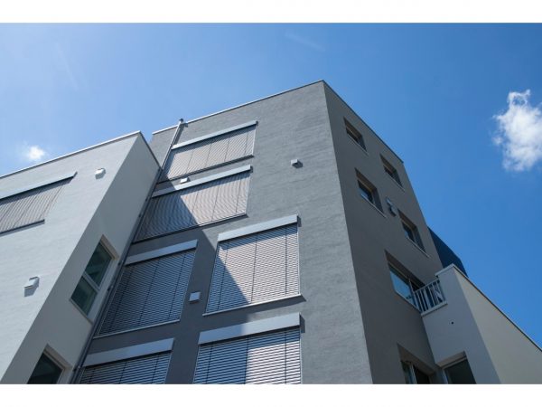 南面の外付けブラインドを閉じた状態（提供: 4ds Int. GmbH / Photo by Akira Nakamura）