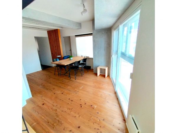 MEGUROHAUSに使用されたのと同じ外断熱材を手にする金田真聡さん（撮影：高橋真樹）