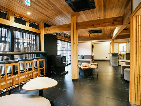 家具はほぼオーダーメイドで、可能な限り飛騨や岐阜の木材や素材が使われている。「禅」の雰囲気でデザインされているそうで、ロビーには、置石をイメージしたソファーや畳敷のベンチ、水屋を活かしたディスプレイなどが置かれている