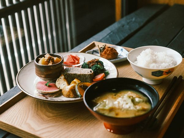 家具はほぼオーダーメイドで、可能な限り飛騨や岐阜の木材や素材が使われている。「禅」の雰囲気でデザインされているそうで、ロビーには、置石をイメージしたソファーや畳敷のベンチ、水屋を活かしたディスプレイなどが置かれている