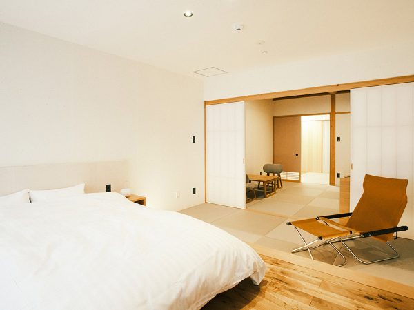 家具はほぼオーダーメイドで、可能な限り飛騨や岐阜の木材や素材が使われている。「禅」の雰囲気でデザインされているそうで、ロビーには、置石をイメージしたソファーや畳敷のベンチ、水屋を活かしたディスプレイなどが置かれている