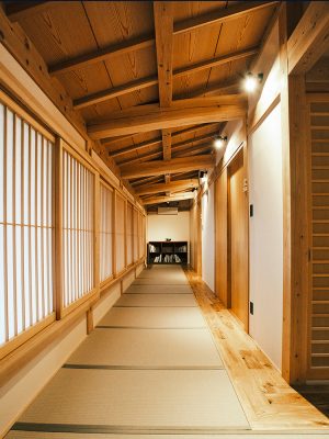 奥行き一間の畳廊下を通って2階の客室へ。フルオープンになる板連子（格子）を開けて窓辺に腰掛け、外の通りを眺めるのも一興。毎年4月に行われる古川祭では格好の観覧席になりそうだ