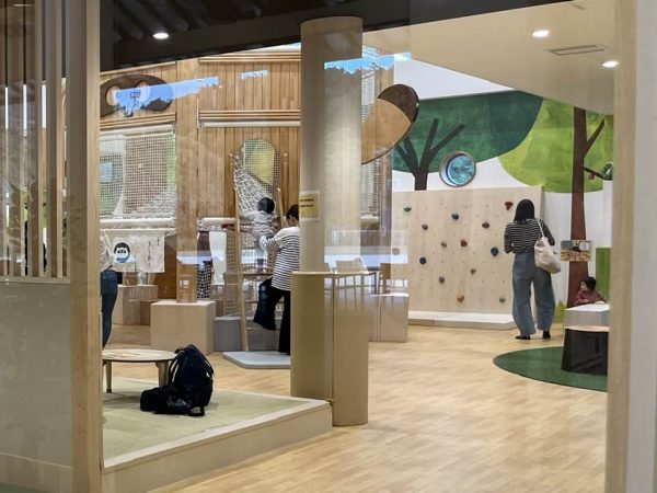 ウッディで質感の高いこどもひろば。