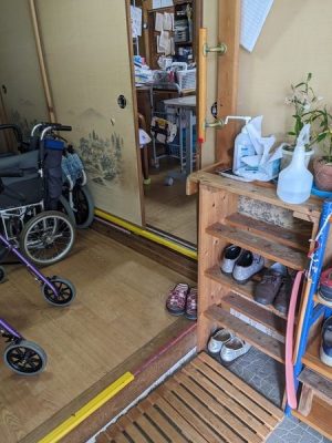 20年以上デイサービスを経営している赤尾氏によれば、運営する古民家を改造した施設の中にも段差があるが、施設内での骨折は１件も起きていないという（赤尾氏提供）