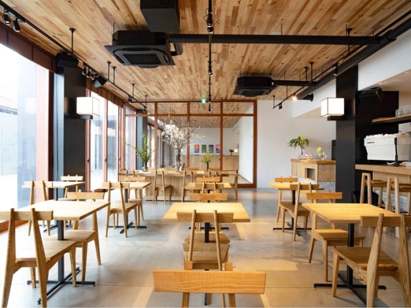 1階にあるレストラン。天井の板、カウンターの壁などに廃材を利用、新しいものとの融合を図った