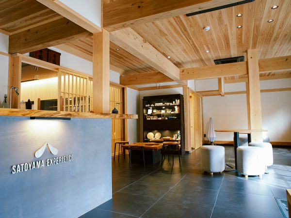 元料亭のあった場所に、リノベーションではなく新たに建てた新築木造町家「SATOYAMA STAY NINO-MACHI」。町並みに溶け込む飛騨らしい風情の佇まいは、飛騨市景観デザイン賞も受賞している