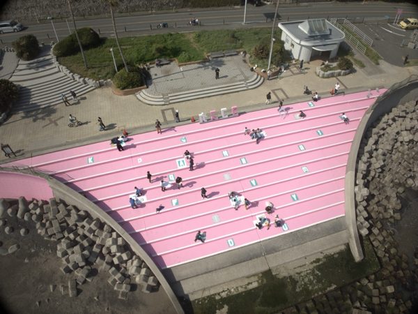 駅から近づいていくとブランコの頭の部分がまず見えてくる。不思議な風景だ
