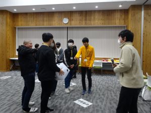 若者議会のミーティングでは机に座って議論するだけではなく、体を使ったアクティビティを行うことも（写真提供：新城市役所）