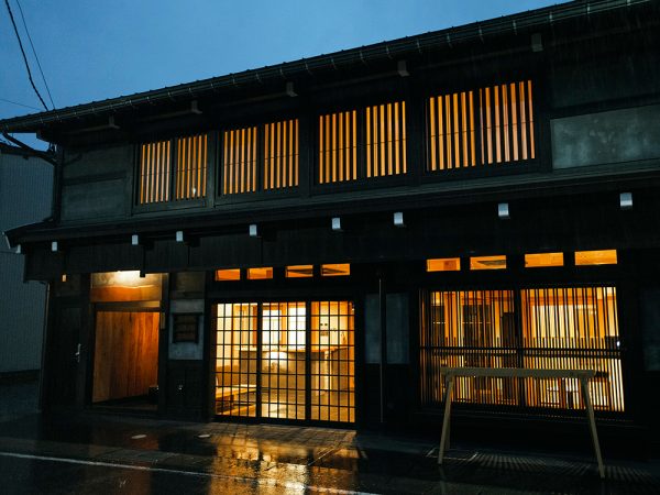 元料亭のあった場所に、リノベーションではなく新たに建てた新築木造町家「SATOYAMA STAY NINO-MACHI」。町並みに溶け込む飛騨らしい風情の佇まいは、飛騨市景観デザイン賞も受賞している