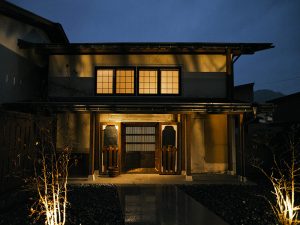 一棟貸し切りの離れは、築120年の蔵をリノベーション。1904（明治37）年の古川大火を生き残った貴重な建物を活かして、モダンな宿に生まれ変わった