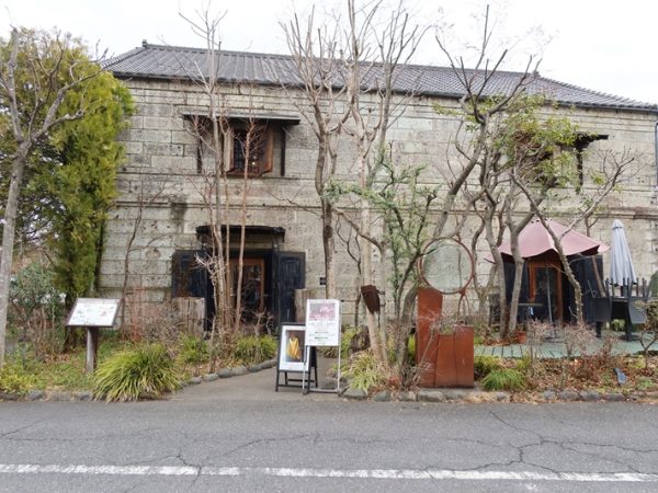 東青梅駅前にある看板。地元の人達のうれしく思う気持ちが伝わるようだ