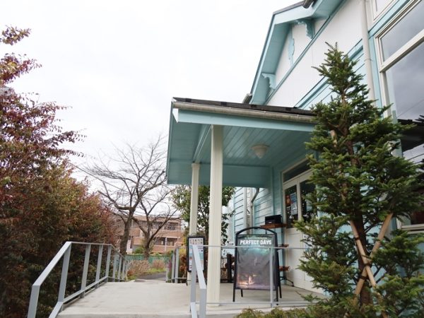 シネマネコの客席。鮮やかな色が目を惹く