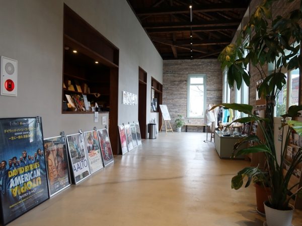 ロビーに置かれたネコ会員募集の告知。ご近所にこんな映画館があって気軽に見られる仕組みは映画好きにはたまらないだろう