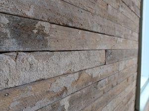 時間のない中での工事といいながら、ロビーの壁には以前、漆喰が塗られていた時の下地となっていた材を再利用している。普通は捨ててしまうものだそうだが、防火処理をした後で一枚ずつ貼った。本当は全面でやりたかったが足りなかったとも