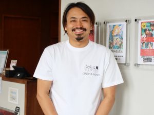 飲食店を経営、青梅の多くの人達の思いを実現して映画館を誕生させた菊地さん。着ているTシャツは館内で販売されている