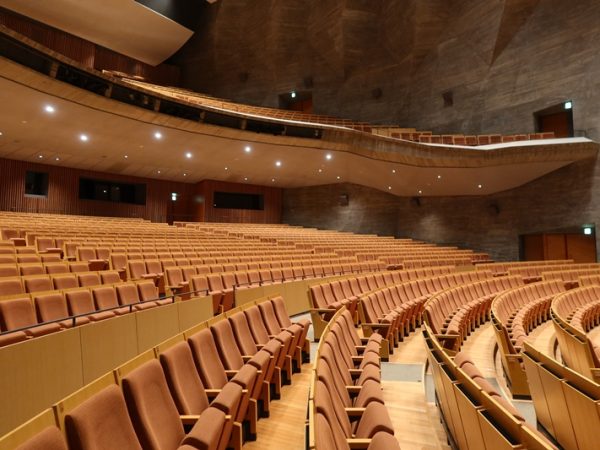 1階にあるレストラン。天井の板、カウンターの壁などに廃材を利用、新しいものとの融合を図った