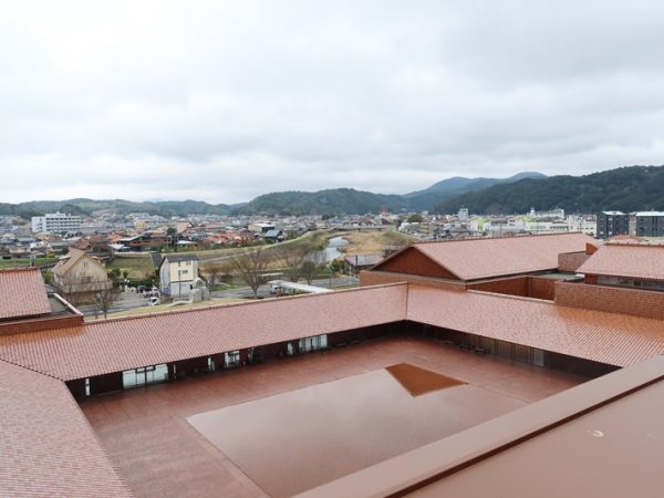 益田市にある美術館、劇場が一体となった複合施設グラントワ。地元の名産である石州瓦を使った印象的な建物である