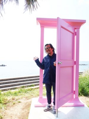 駅から近づいていくとブランコの頭の部分がまず見えてくる。不思議な風景だ