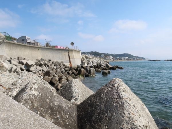 横須賀市野比海岸にわざわざ行きたくなる、写真を撮りたくなる駐車場「＃ジハングン　ヨコスカ」が誕生した。海水浴場として成り立たなくなった海辺が今後どう変わるか。仕組みも含め、必見である。