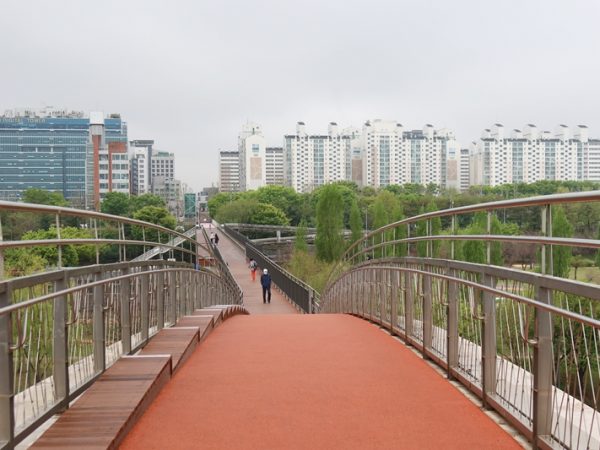 仙遊島へ渡る橋の途中で仙遊島（ソニュド）駅方向を振り返ったもの。たくさんの高層住宅が並んでいた