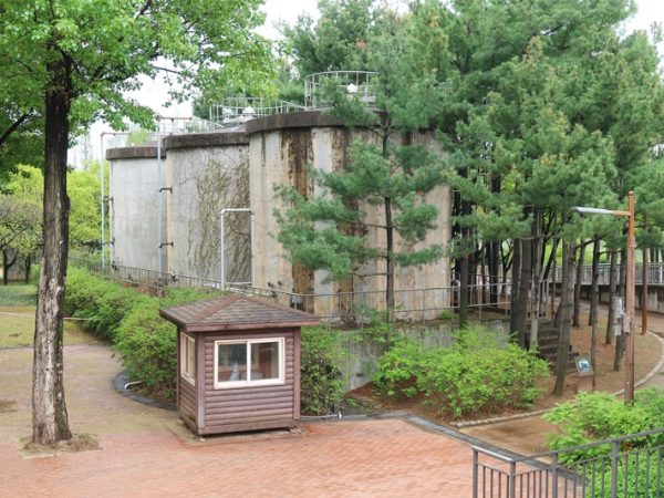 仙遊島へ渡る橋の途中で仙遊島（ソニュド）駅方向を振り返ったもの。たくさんの高層住宅が並んでいた