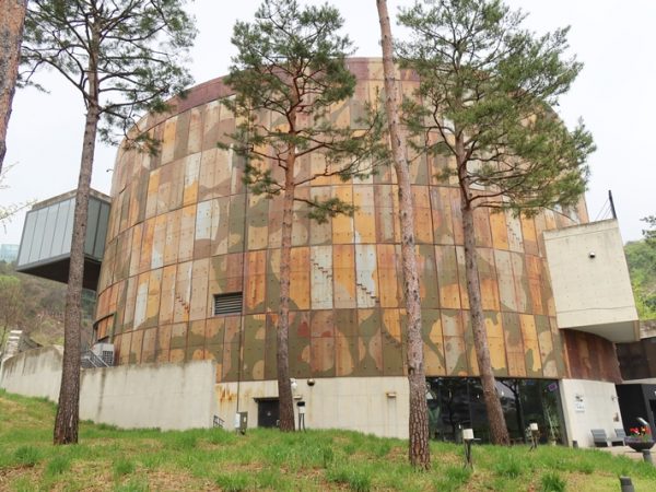 カフェや市民活動の場として使われている新しく作られた建物。2つのタンクを解体した材で作られている