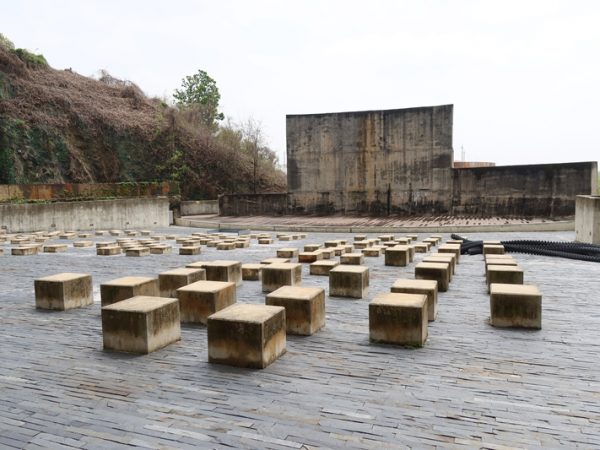 カフェや市民活動の場として使われている新しく作られた建物。2つのタンクを解体した材で作られている