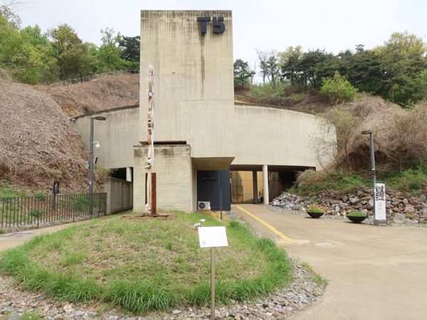 カフェや市民活動の場として使われている新しく作られた建物。2つのタンクを解体した材で作られている