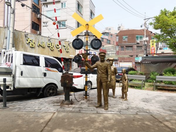 何ケ所かには鉄道跡地であることが分かるようなモニュメントが置かれていた