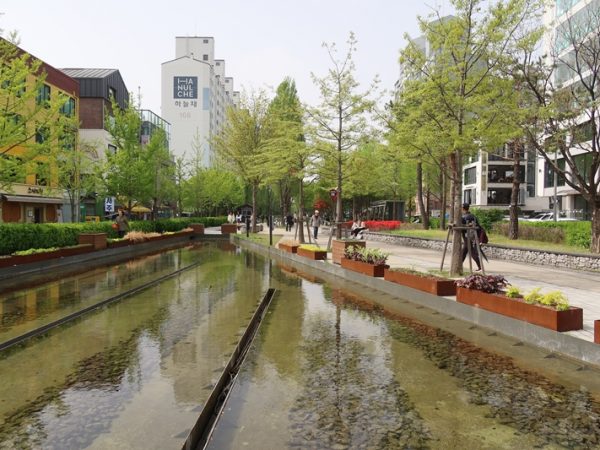 何ケ所かには鉄道跡地であることが分かるようなモニュメントが置かれていた