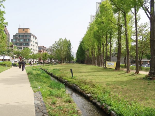 何ケ所かには鉄道跡地であることが分かるようなモニュメントが置かれていた