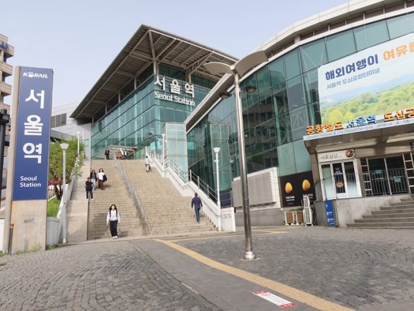 新しいほうのソウル駅。都心部とは反対側の入口周辺