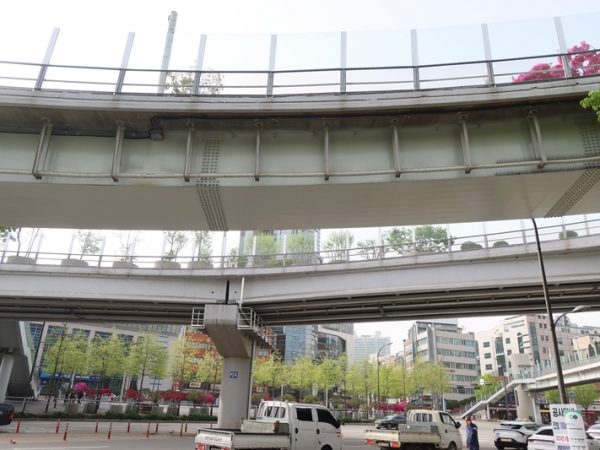 ソウル路7017。路上から見上げるダイナミックな風景