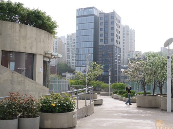 ソウル路7017。路上から見上げるダイナミックな風景