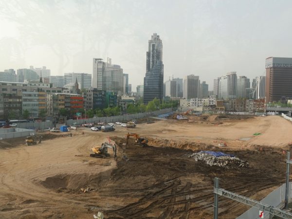 新しいほうのソウル駅。都心部とは反対側の入口周辺