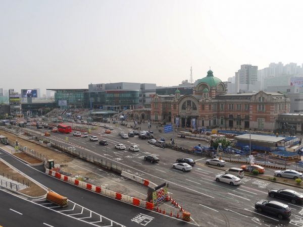 新しいほうのソウル駅。都心部とは反対側の入口周辺