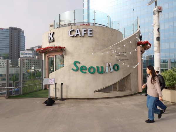 ソウル路7017。路上から見上げるダイナミックな風景