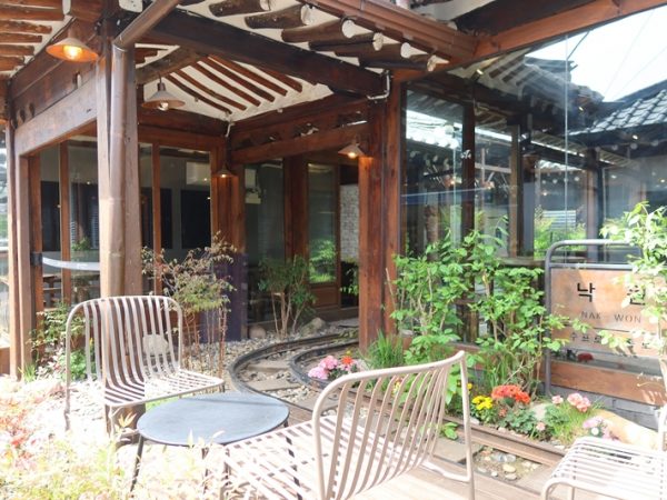 カフェ小夏塩田の外観。水色に見えている部分は塩田ということらしい。行列ができていた