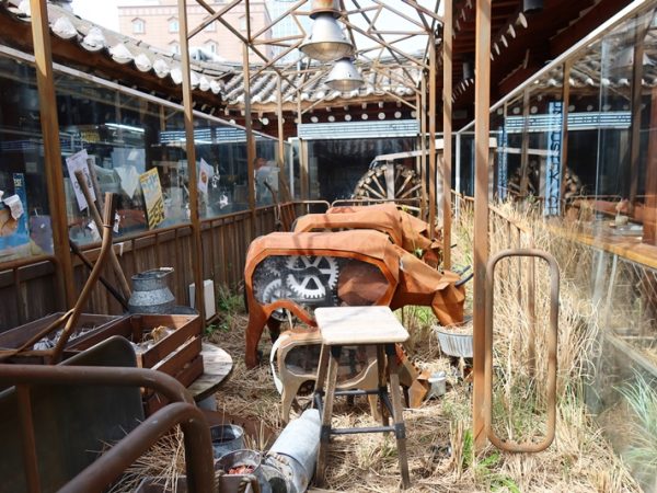 カフェ小夏塩田の外観。水色に見えている部分は塩田ということらしい。行列ができていた