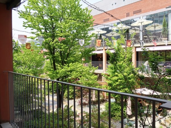 大林倉庫のカフェ内部。隣にもこれと同じサイズの、雰囲気の違うカフェ空間があり、それ以外にギャラリーに使われているなど、大きな建物である